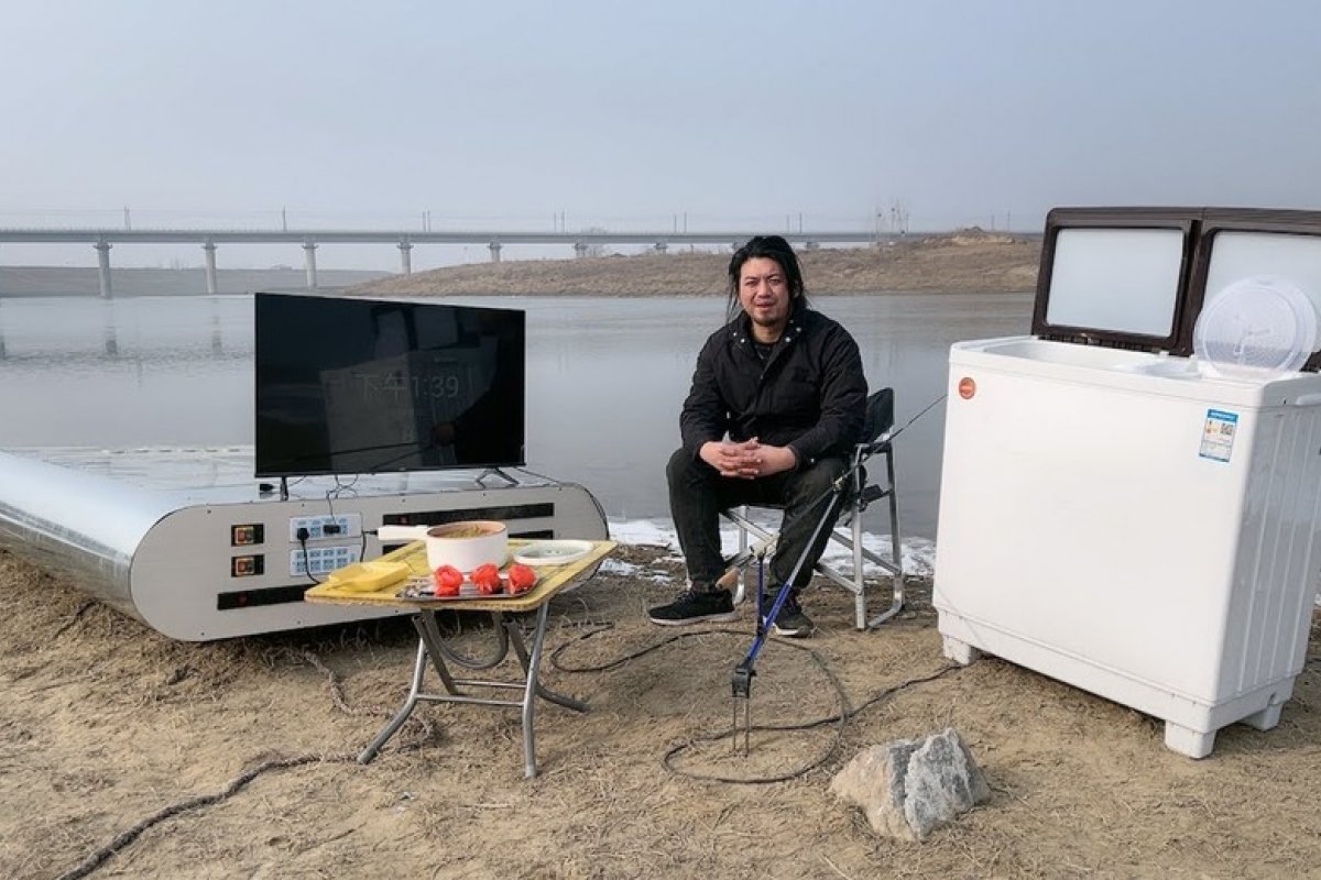 Homem constrói maior power bank do mundo com carga para 5 mil celulares