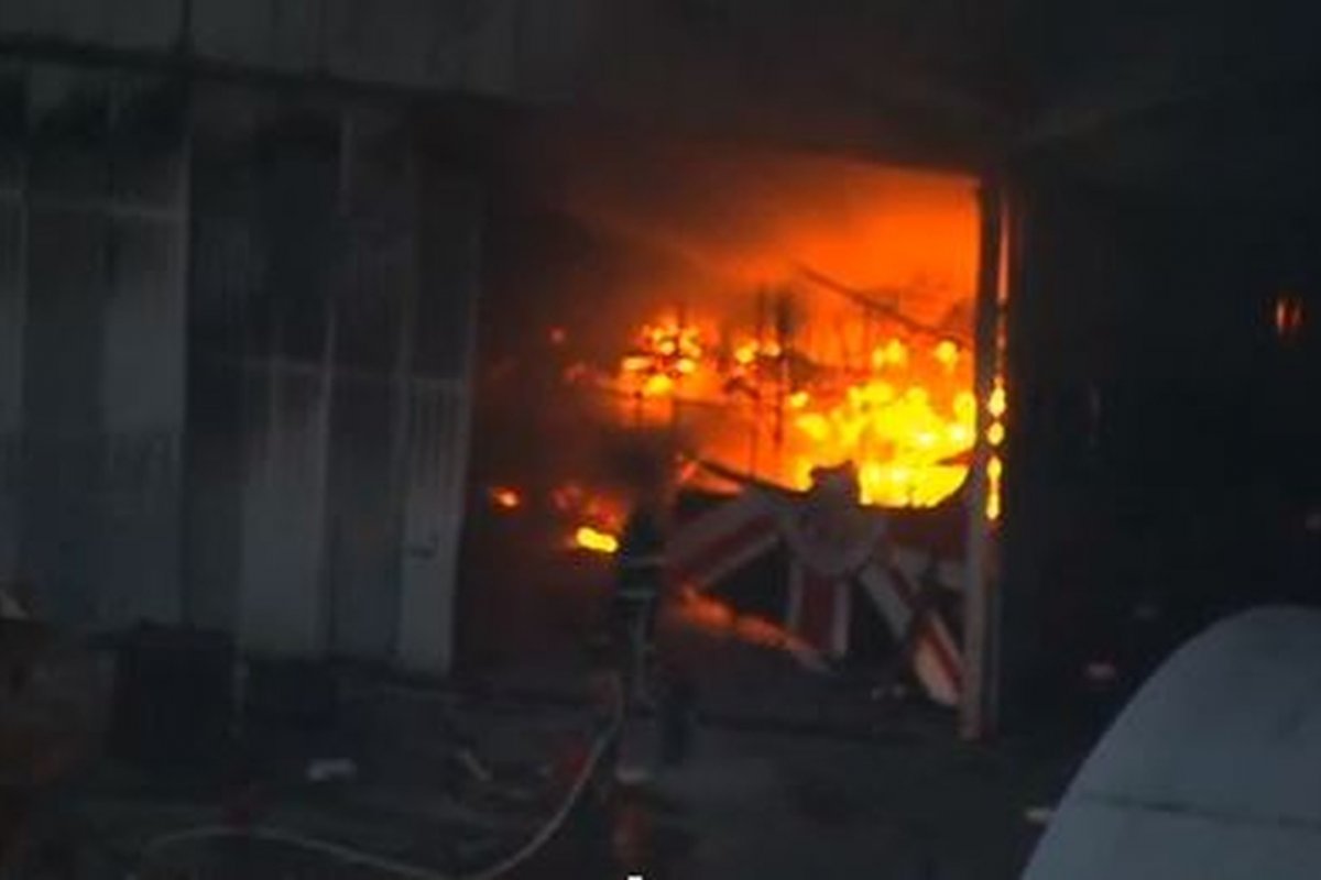 Incêndio acerta barracão de escola de samba em São Paulo