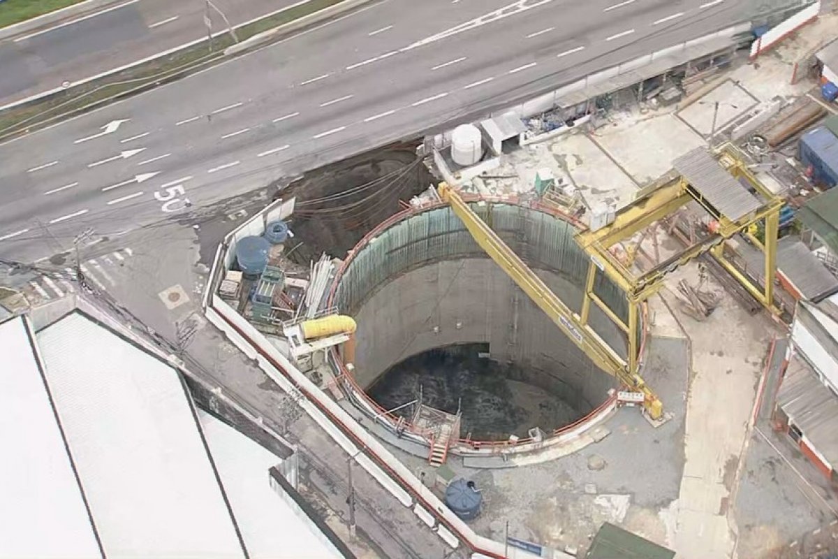 Obra do Metrô cede e abre cratera na Marginal Tietê, em São Paulo
