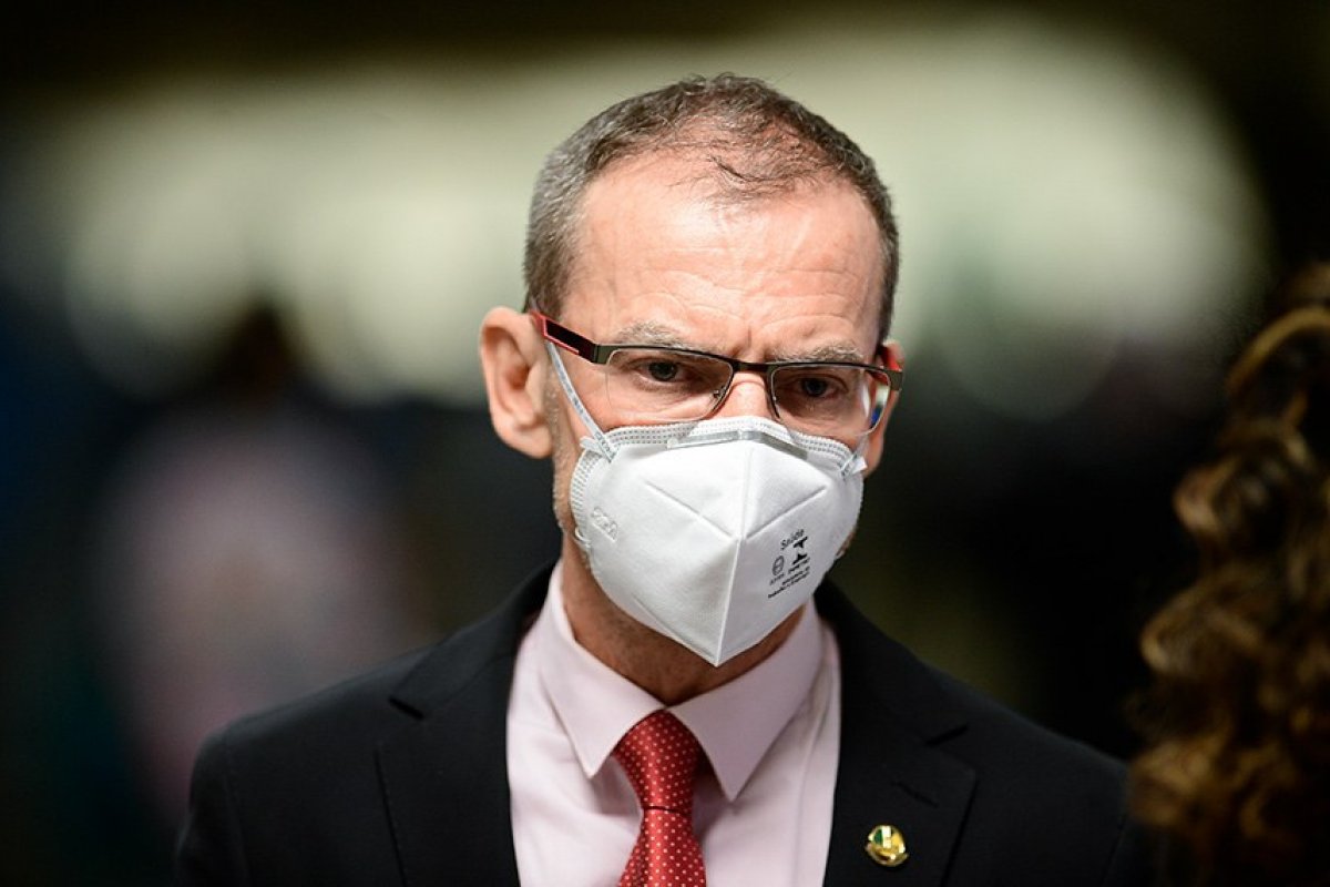 Contarato aciona TCU para investigar gastos com cartão corporativo da Presidência da República