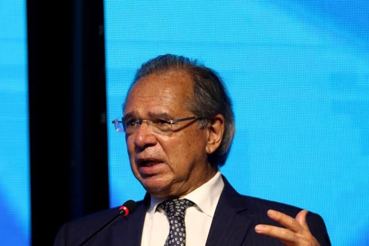 Guedes diz que é mais fácil erradicar pobreza do que subsidiar gasolina