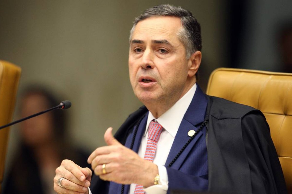 Barroso afirma que dados vazados por Bolsonaro ajudam "milícias digitais e hackers"