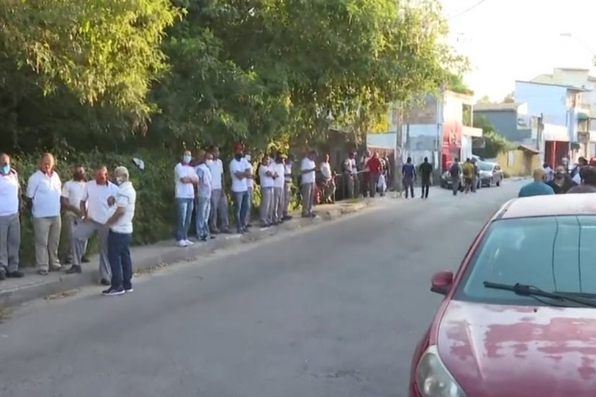 Rodoviários de empresa de ônibus metropolitano realizam paralisação em Lauro de Freitas