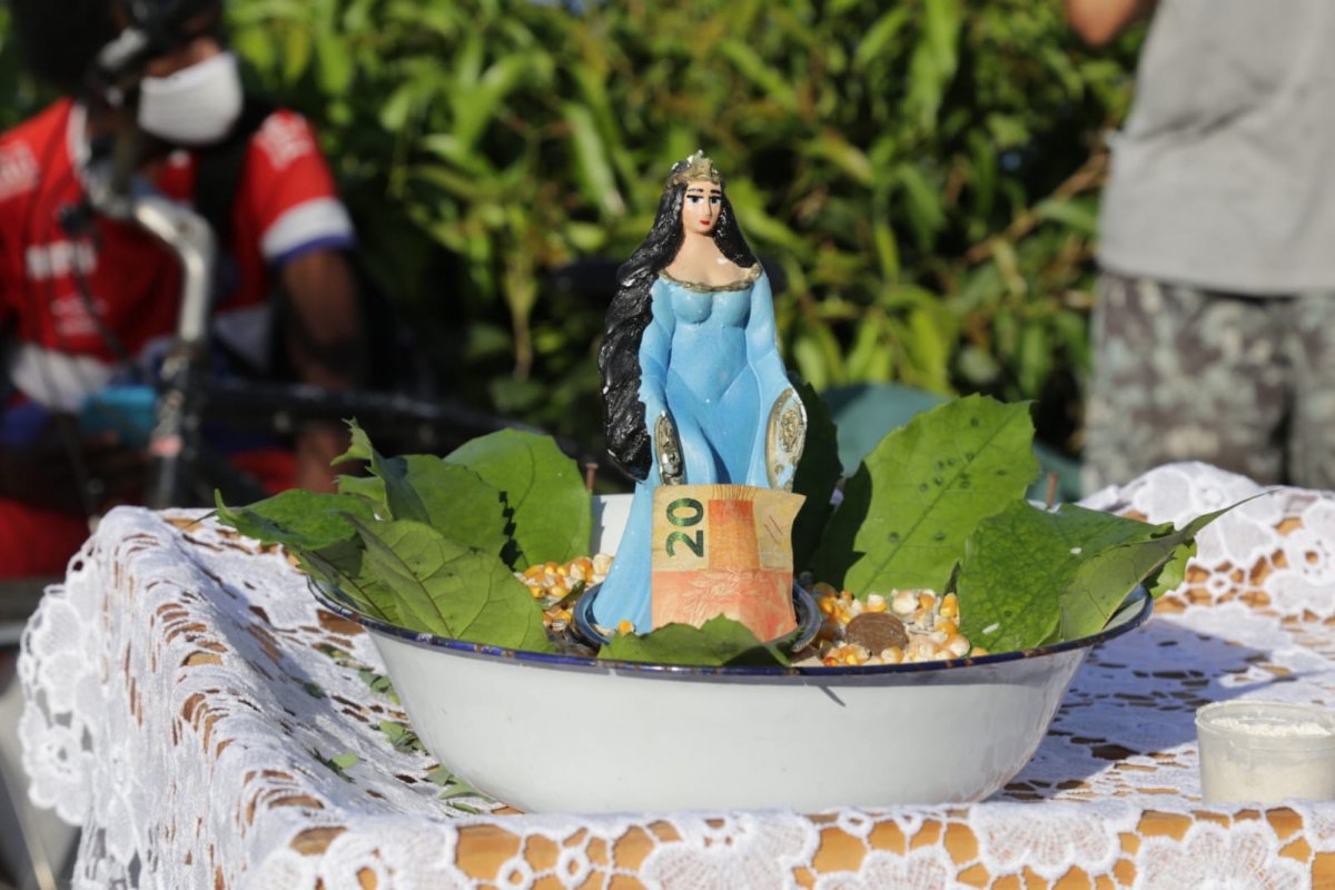 Vídeo: Com homenagens tímidas, devotos celebram o dia de Iemanjá no Rio Vermelho, em Salvador