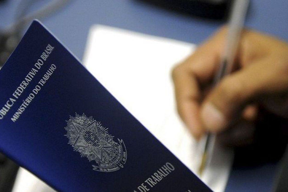 Cargos ligados à finanças e tecnologia tiveram os maiores salários médios de contratação em 2021