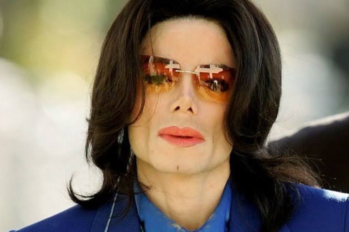 Cantor famoso revela em livro que Michael Jackson tinha problemas mentais