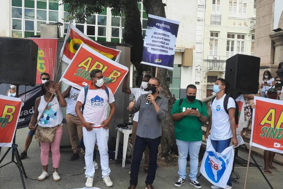 Grupos do Movimento IPTU e sindicado dos trabalhadores da Educação protestam em frente à Câmara de Salvador