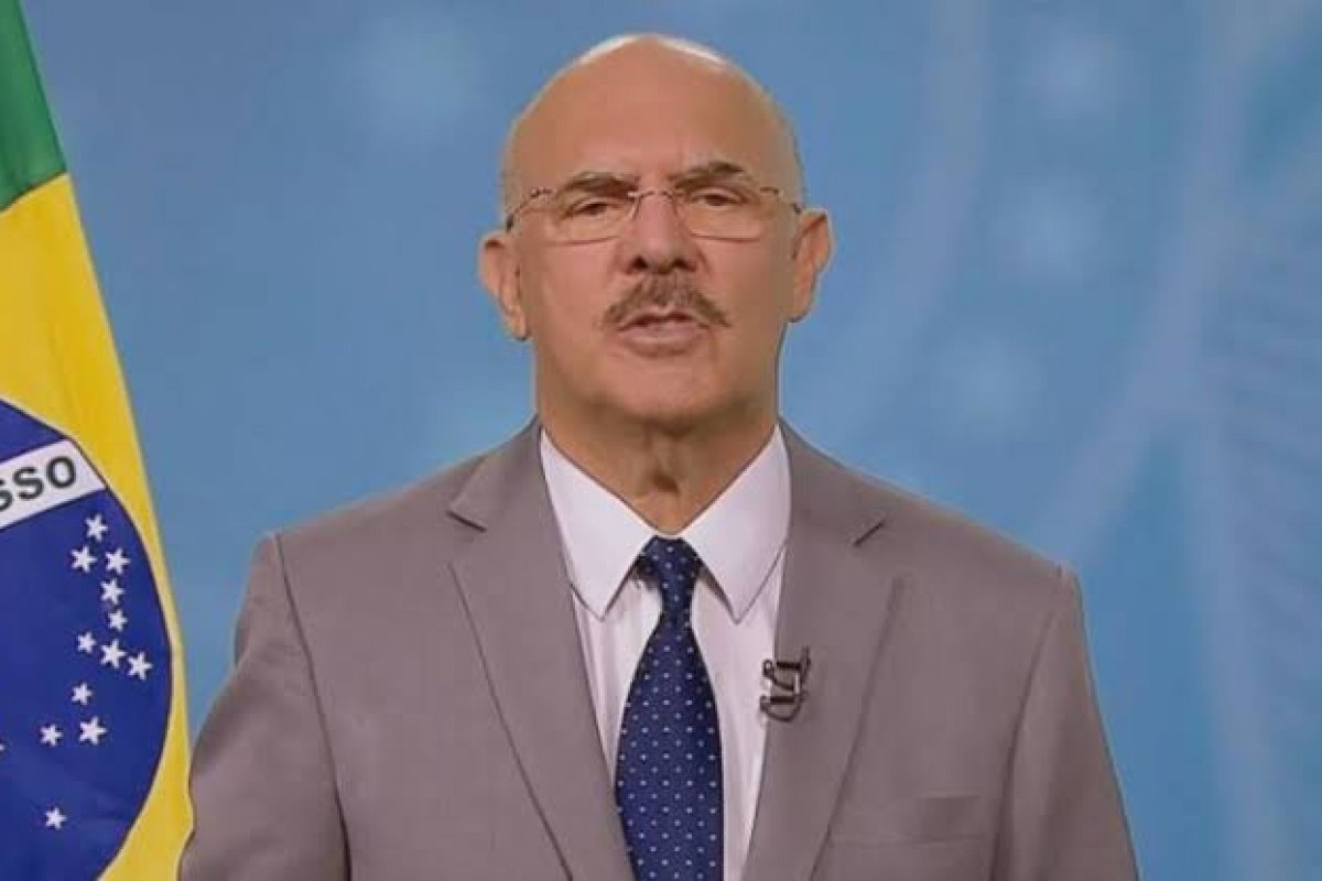 Cristovam rebate chefe do MEC e diz que Bolsonaro apenas cumpre lei com reajuste