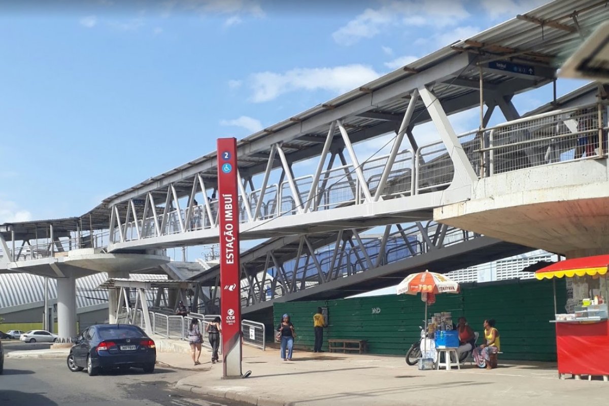 Acidente envolvendo motocicleta deixa trânsito lento na Av. Paralela