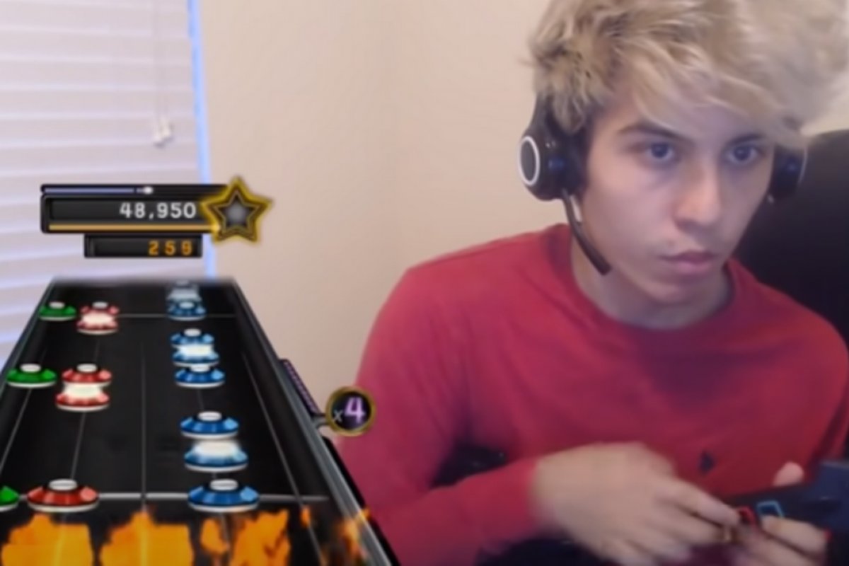 Jovem reconhecido como melhor do mundo no Guitar Hero é descoberto por farsa em vídeos editados