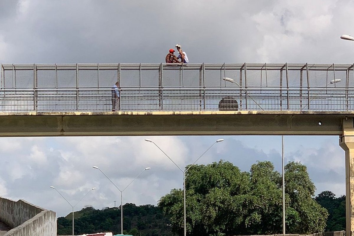 Sargento Isidório sobe em ponte e impede suicídio
