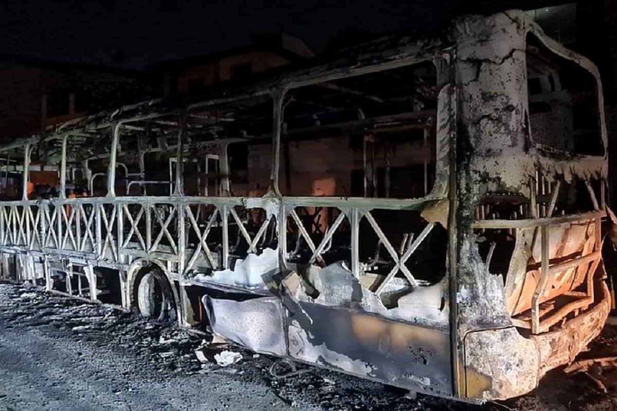 Ônibus é incendiado na Estrada Velha do Aeroporto, em Salvador