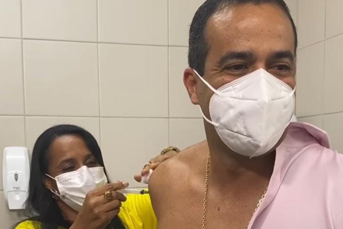 Bruno Reis toma 3ª dose da vacina contra a Covid