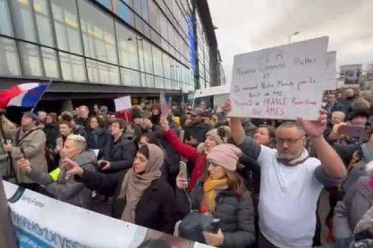 Vídeo: Franceses bloqueiam prédio da Pfizer durante manifestação