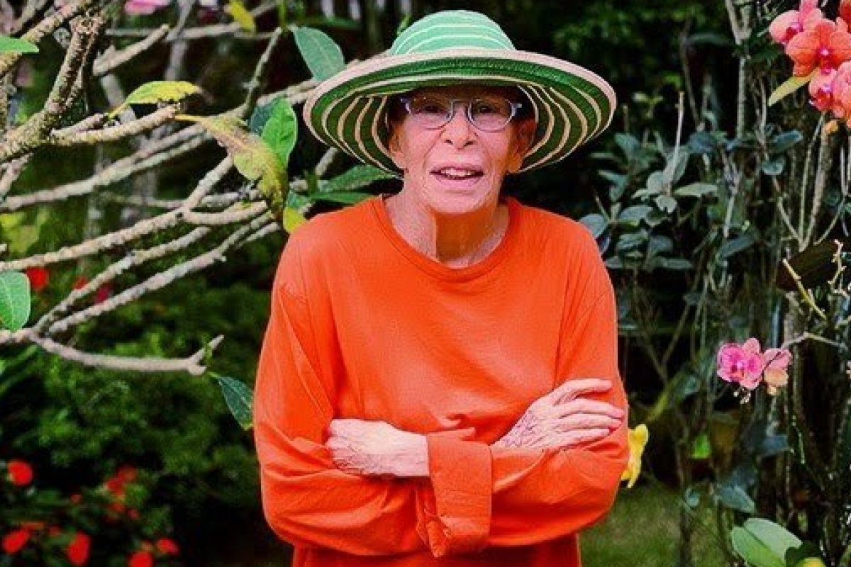 Lutando contra um câncer, Rita Lee posa para o marido Roberto de Carvalho