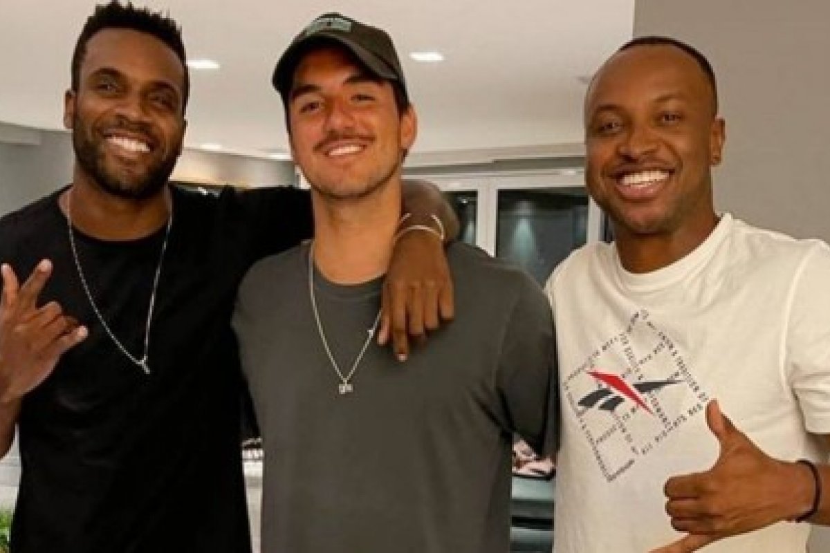 Livre, leve e solto! Gabriel Medina encontra amigos Thiaguinho e Rafael Zulu e mãe do surfista comemora!