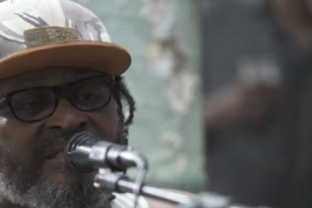 Cantor Edson Gomes tem redes sociais hackeadas por golpista