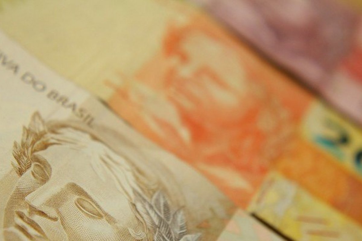 Gastos com juros da dívida pública sobem R$ 136 bi em 2021, aponta BC