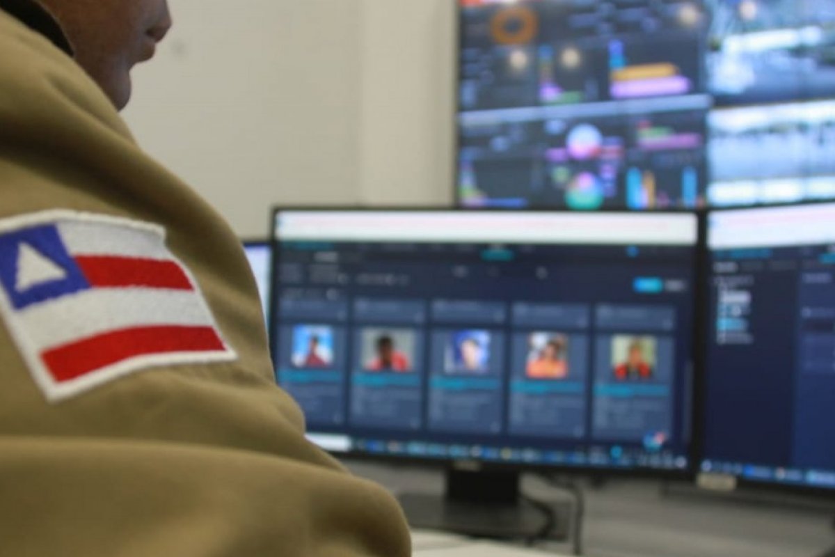 Sistema de reconhecimento facial identifica homem procurado por roubo