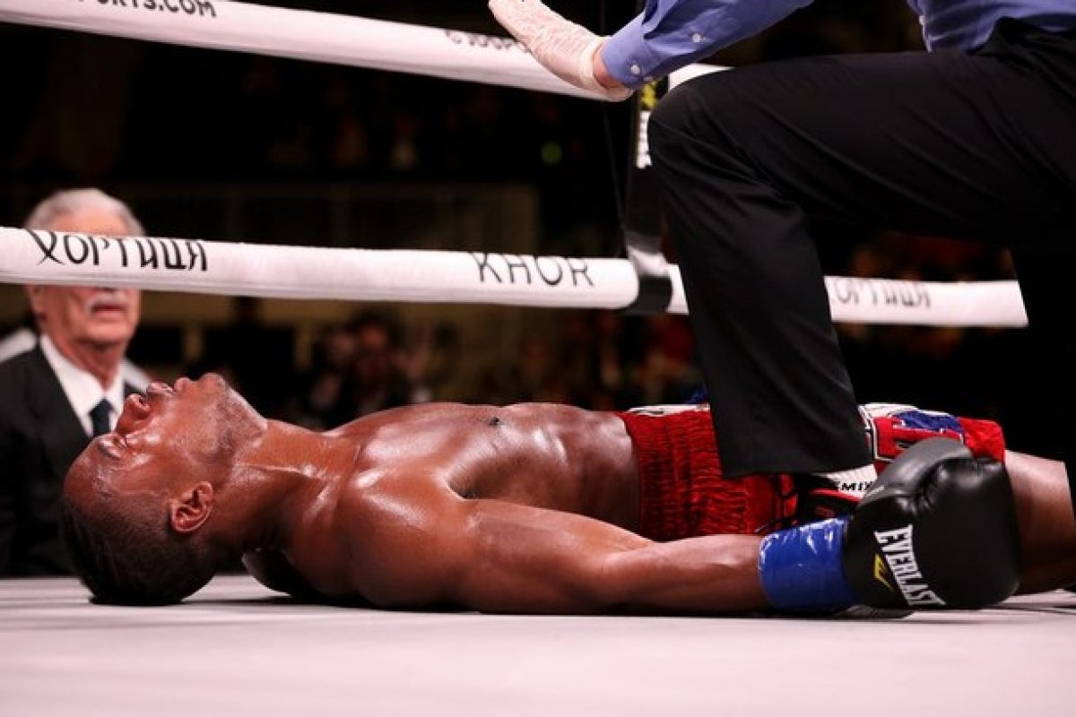 Boxeador está em coma após ser nocauteado em luta nos EUA
