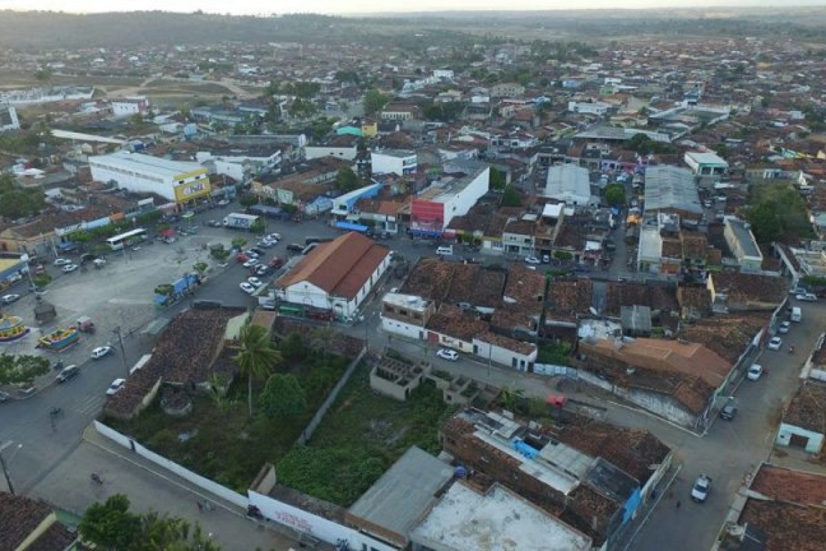 Policiais caçam suspeito de assassinatos há 6 dias e mãe sofre represálias