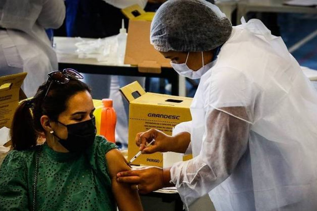 Vacinação contra Covid-19 é retomada nesta segunda-feira (7) em Salvador