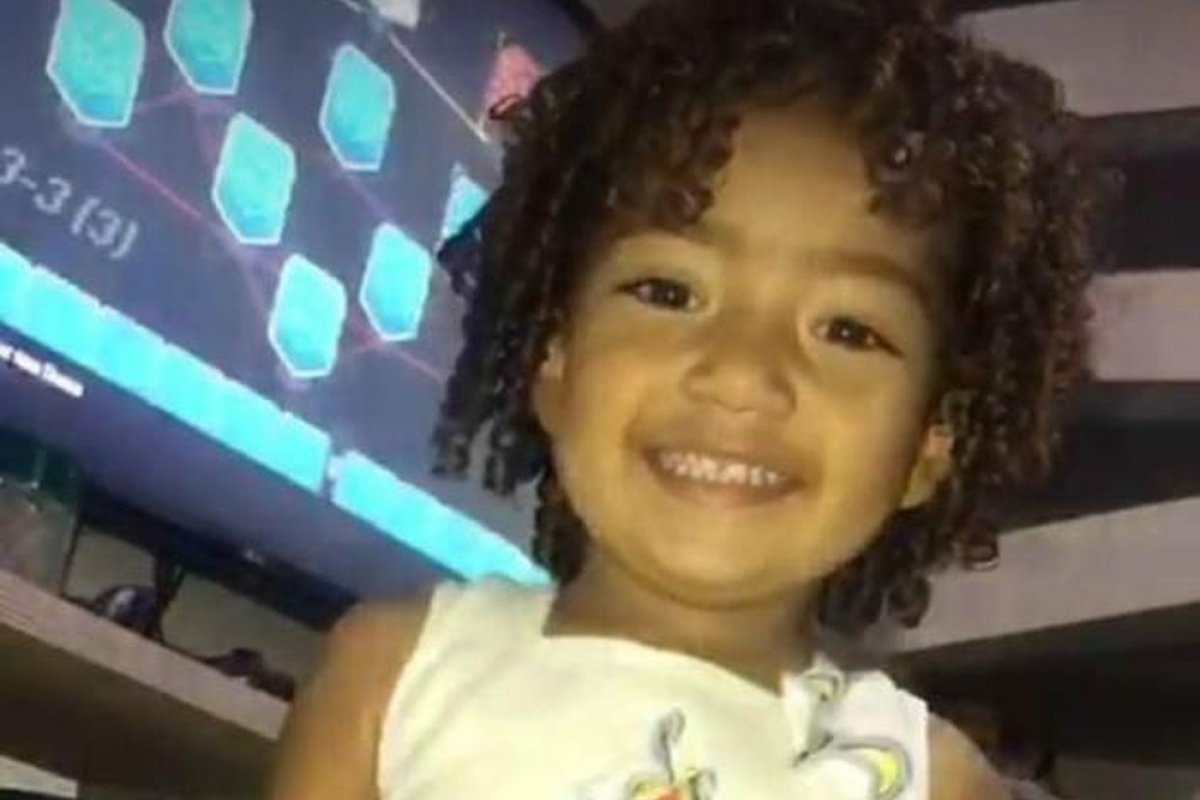 Criança de 2 anos morre após ser baleada na testa, em Feira de Santana