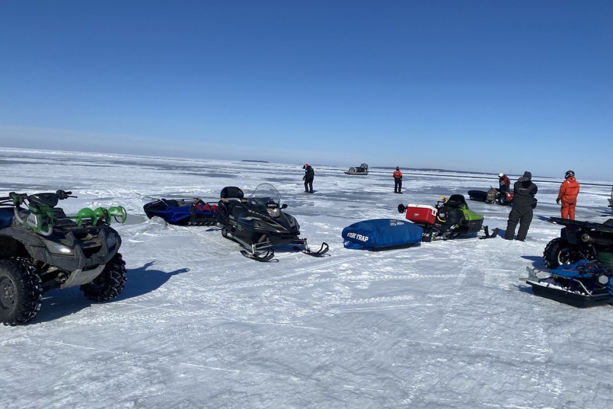 Grupo de 18 pessoas fica preso sobre pedaço de gelo no lago Erie, nos EUA