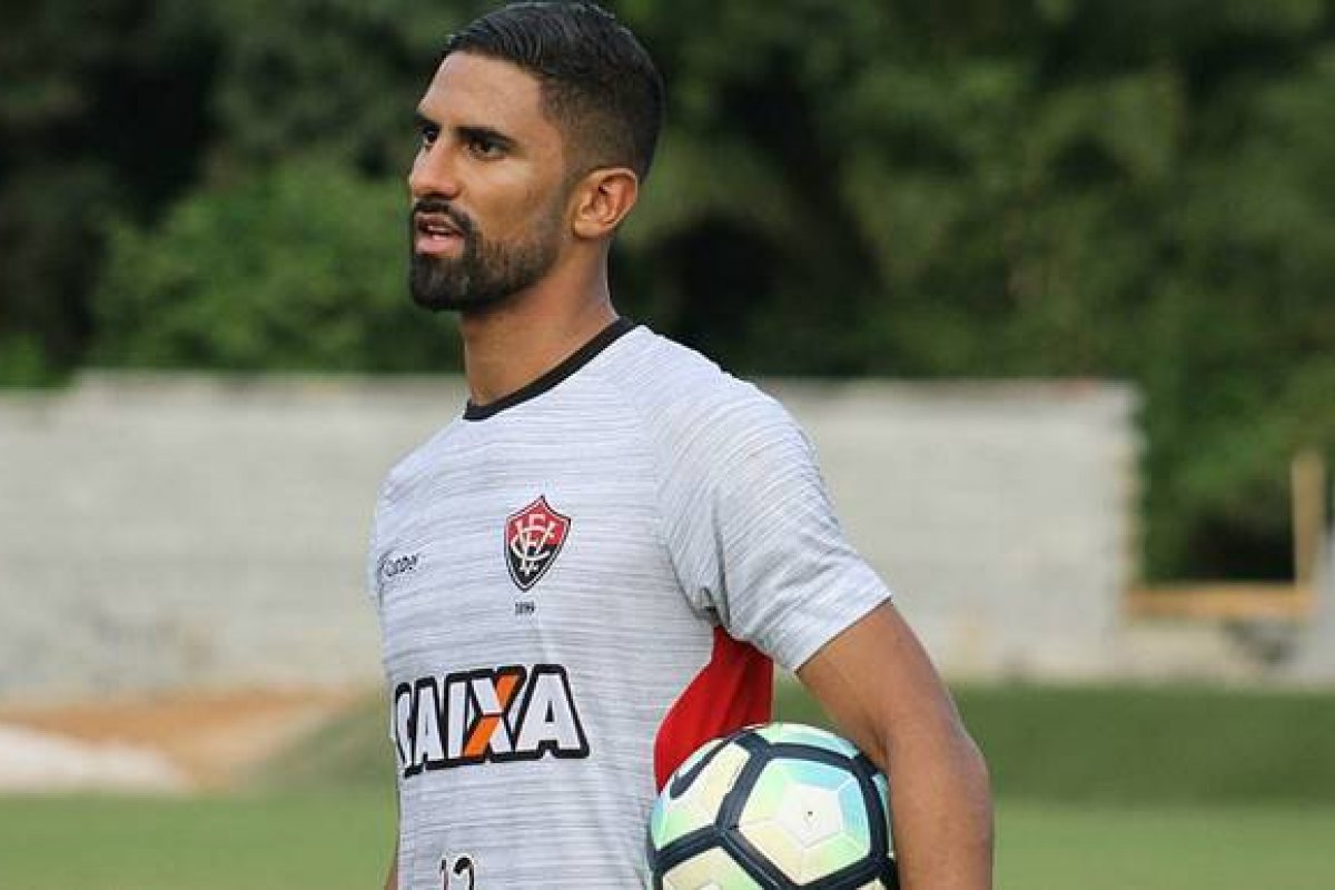 Vitória negocia contratação do atacante Santiago Tréllez