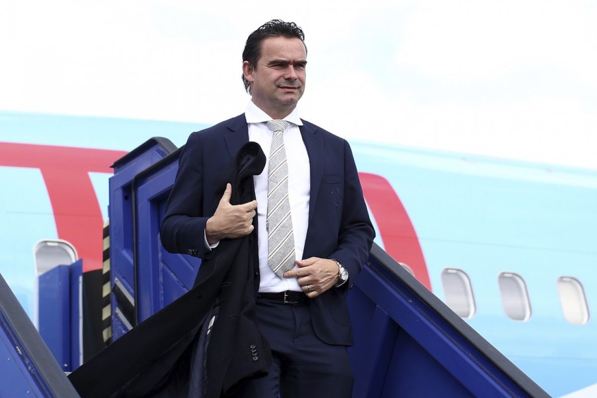 Overmars deixa o Ajax após relatos de assédio contra mulheres: "Estou envergonhado"