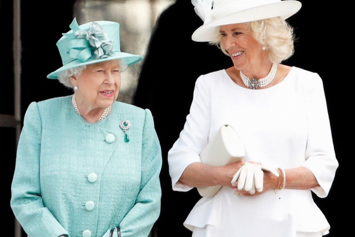 Rainha Elizabeth dá a duquesa da Cornualha coroa com um dos diamantes mais valiosos do mundo