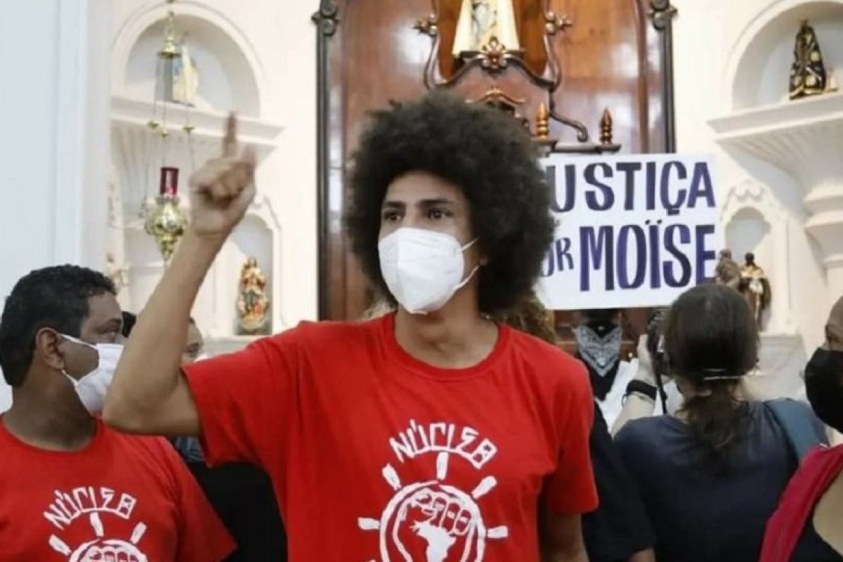 Vereador do PT lidera invasão de igreja em manifestação pela morte do congolês