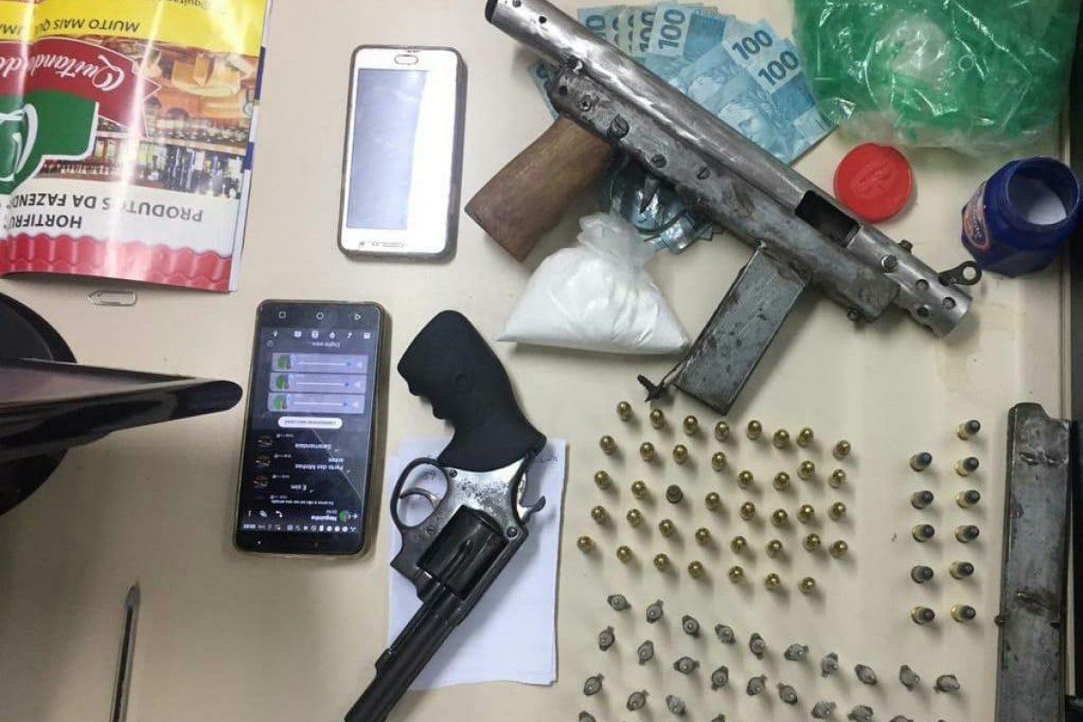 Casal é preso em Arembepe com drogas e armas