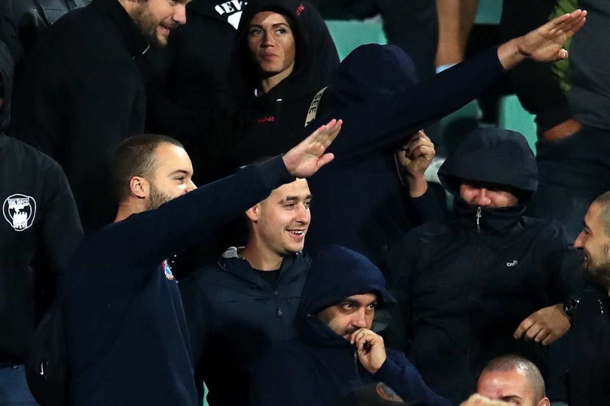 Após manifestações preconceituosas de torcida, presidente da federação Búlgara pede demissão