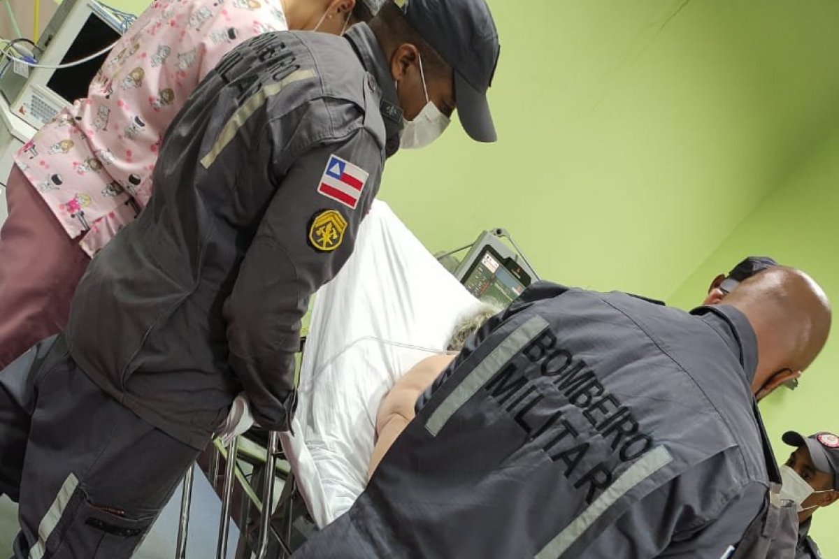 Bombeiros levam paciente obesa para o Hospital Geral Roberto Santos