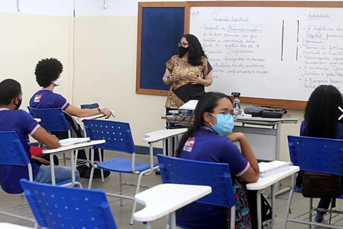 Estado manda para a Alba projeto que aumenta vencimento dos professores em quase 15%