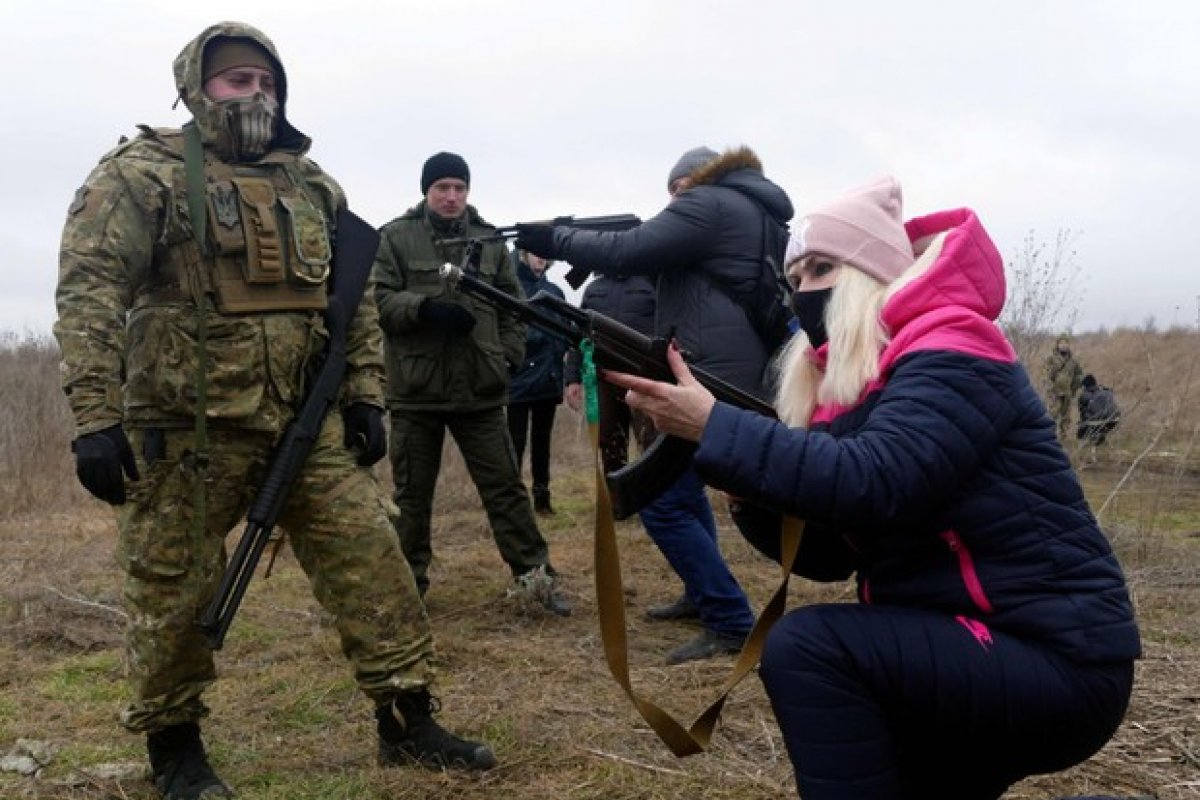 Sob risco de invasão, mulheres ucranianas fazem cursos de autodefesa perto da fronteira com a Rússia