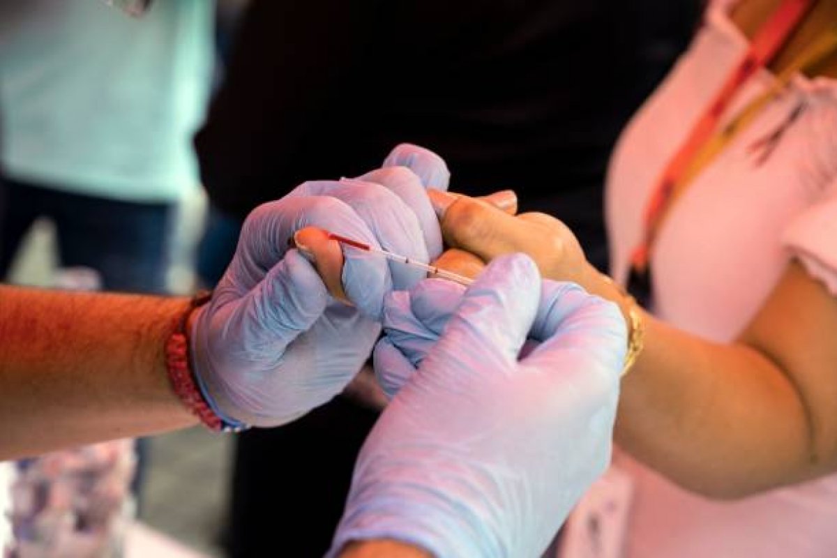 Imunoterápico consegue expulsar HIV dormente de células, indica estudo