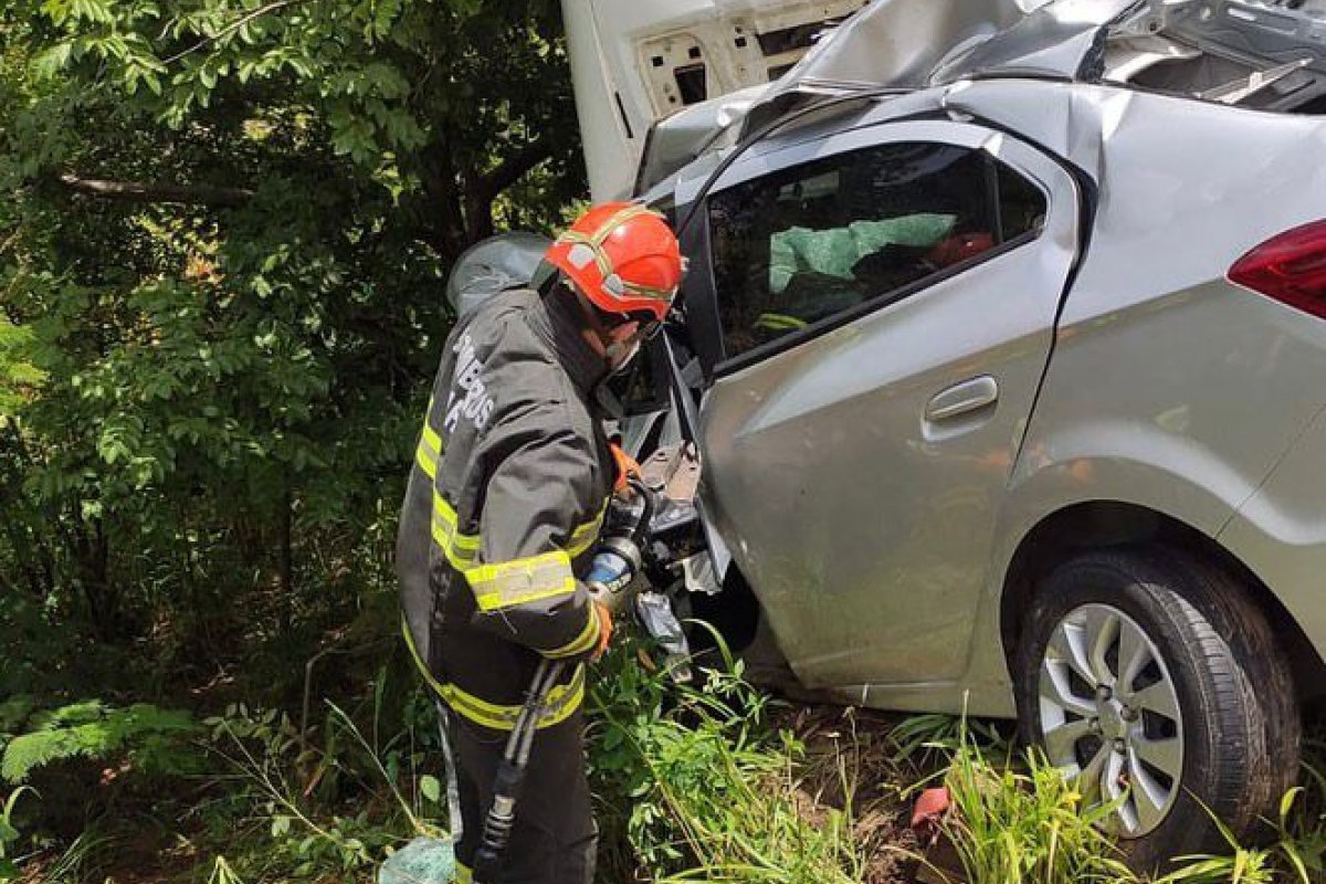 Cristópolis: bombeiros retiram corpo de ferragens após acidente na BR-242