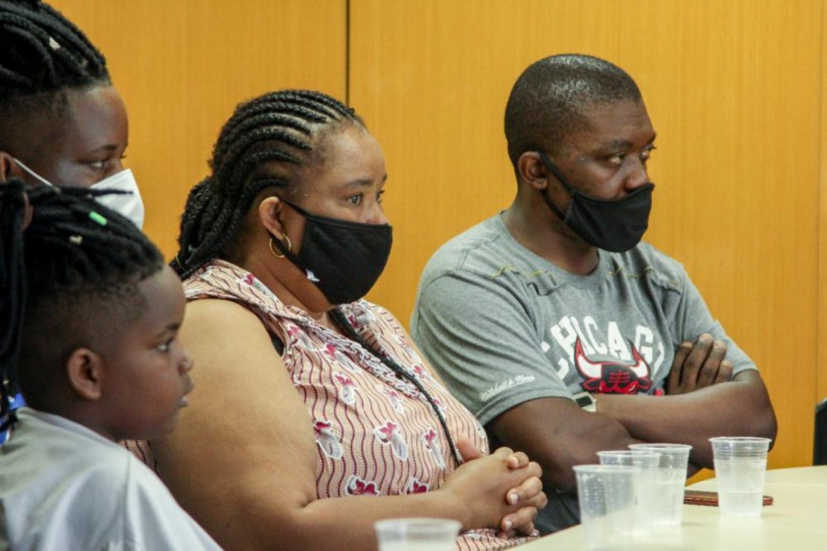 Familiares de congolês morto dizem que agressores são protegidos e que vídeo do crime foi 'editado'