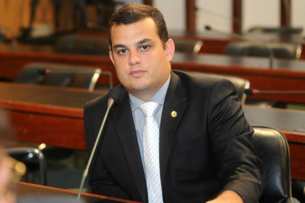 Movimento pró-greve da PM está "extremamente enfraquecido", diz deputado Alex Lima