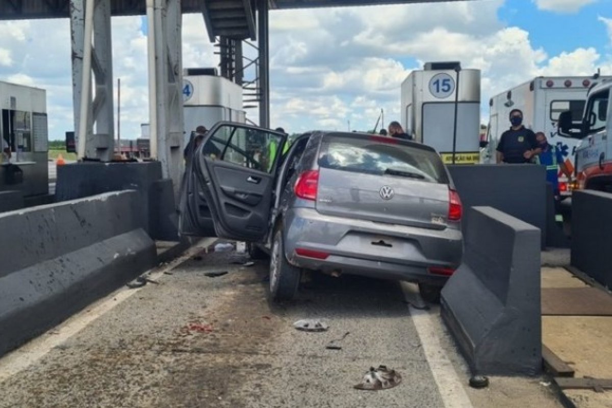 Homem é preso com R$ 7,5 mil na cueca após bater carro roubado em pedágio na BR-324
