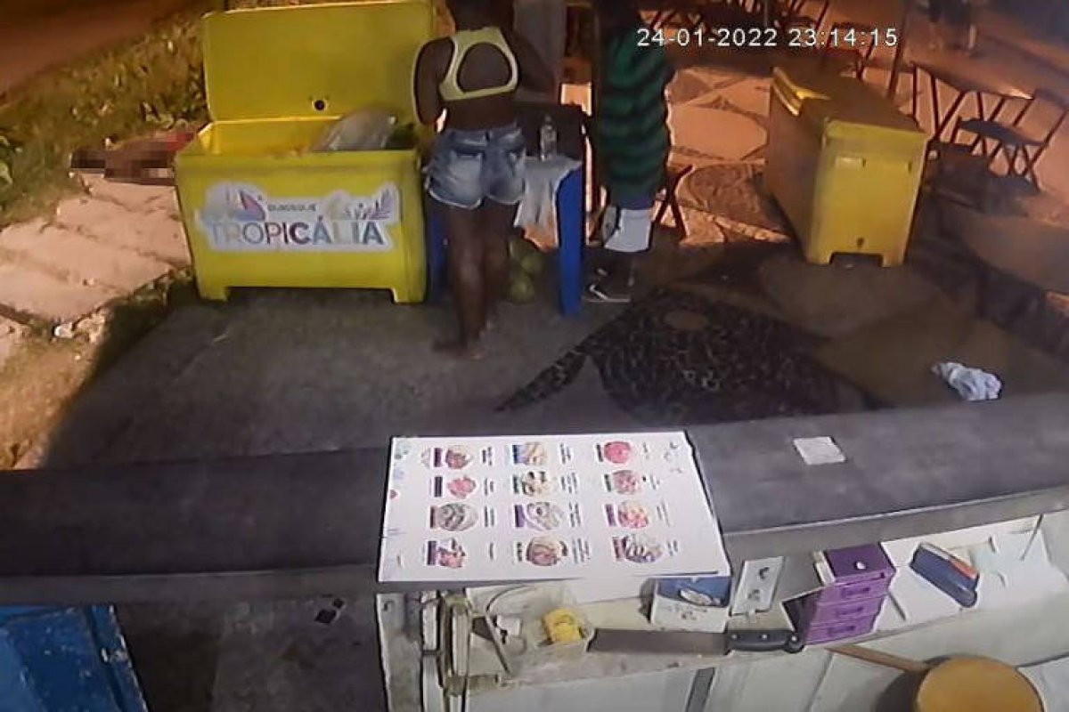 Caso Moïse: quiosque continuou vendendo bebidas por 3h com o corpo do congolês no chão