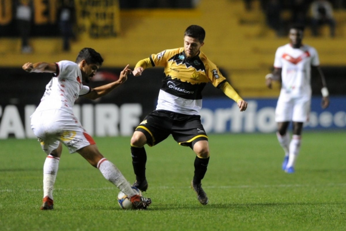 Fora de casa, Vitória arranca empate com Criciúma em confronto direto na fuga do Z-4