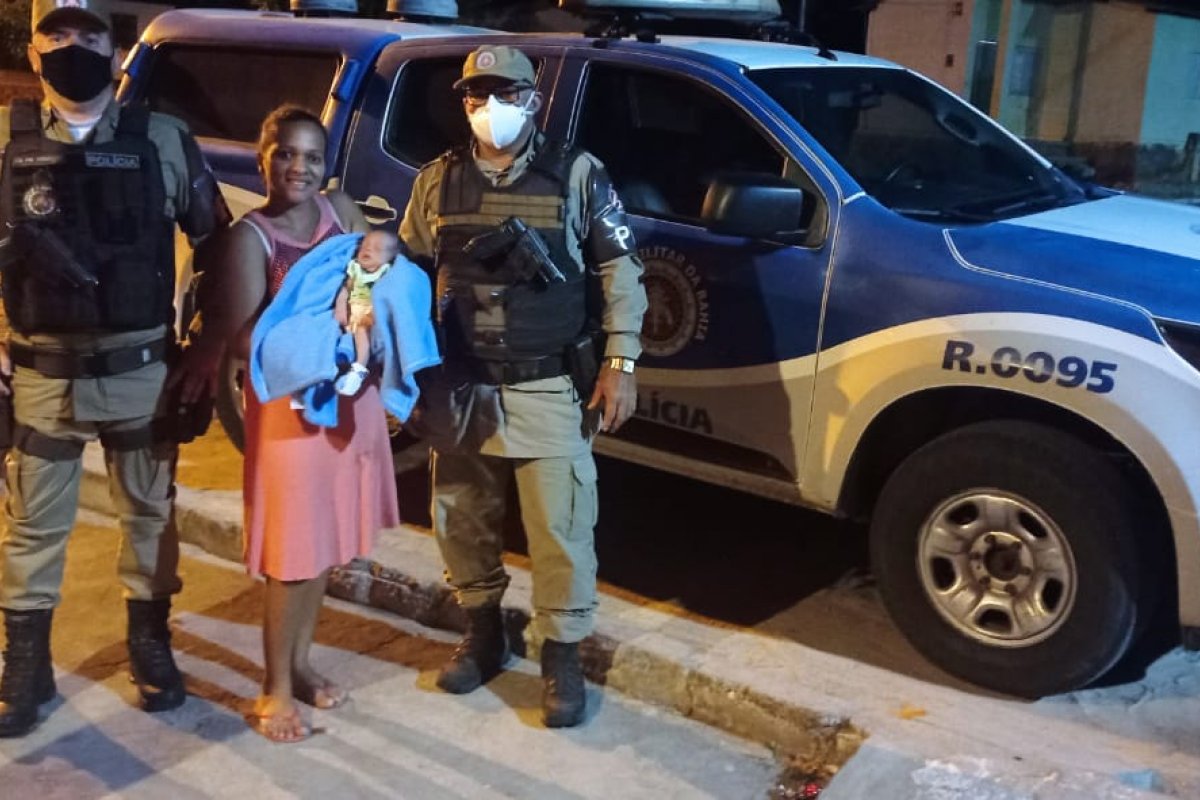 Policiais salvam bebê engasgado utilizando manobra de Heimlich, no interior da Bahia