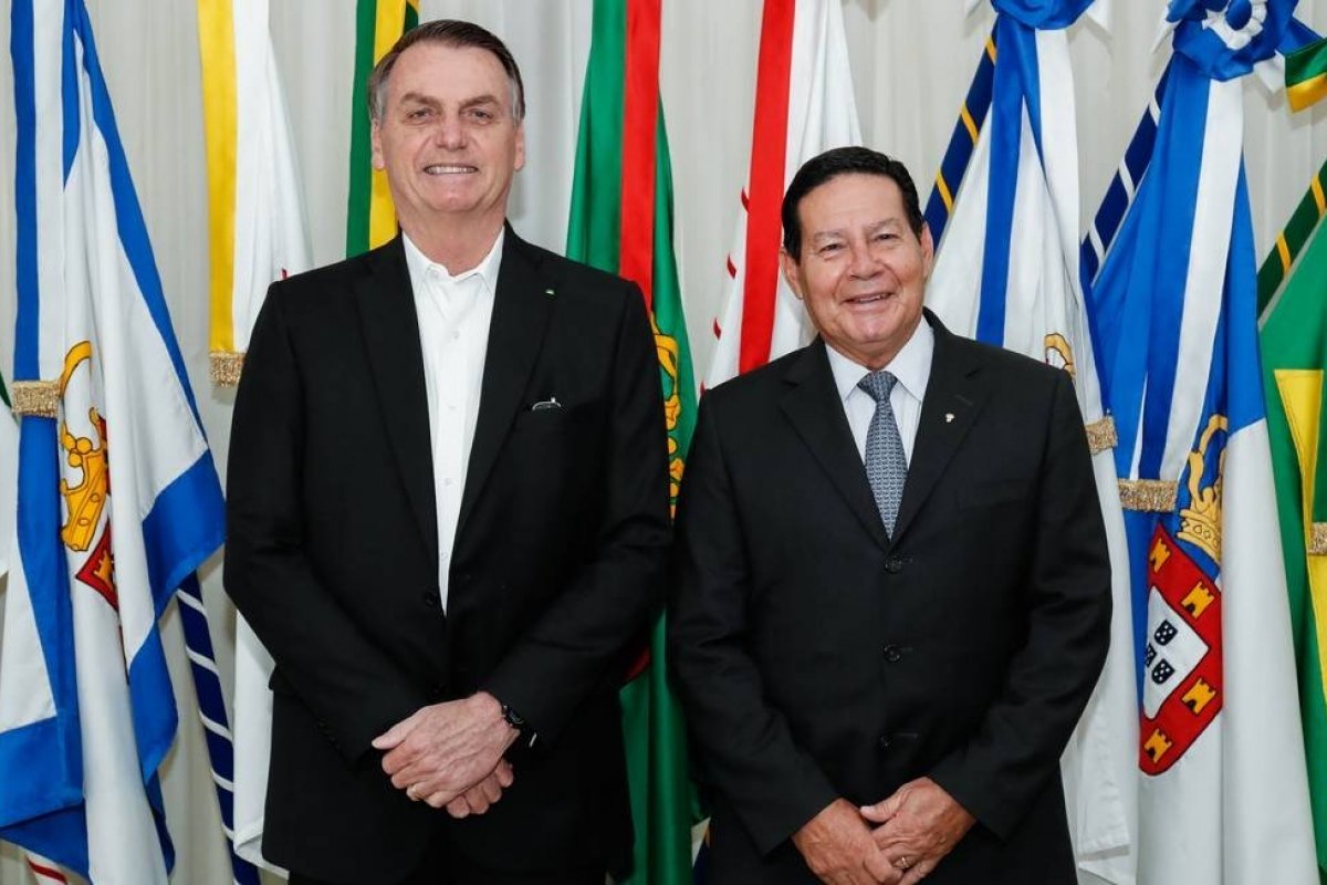 Bloqueio de celular onde Bolsonaro e Mourão estiverem é autorizado pela Anatel