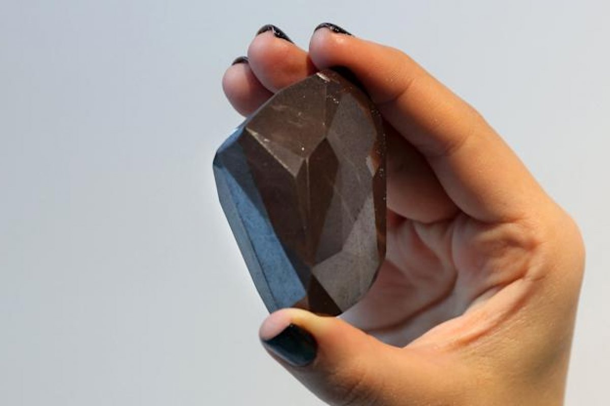 Maior diamante negro natural do mundo é arrematado por R$ 22,4 milhões