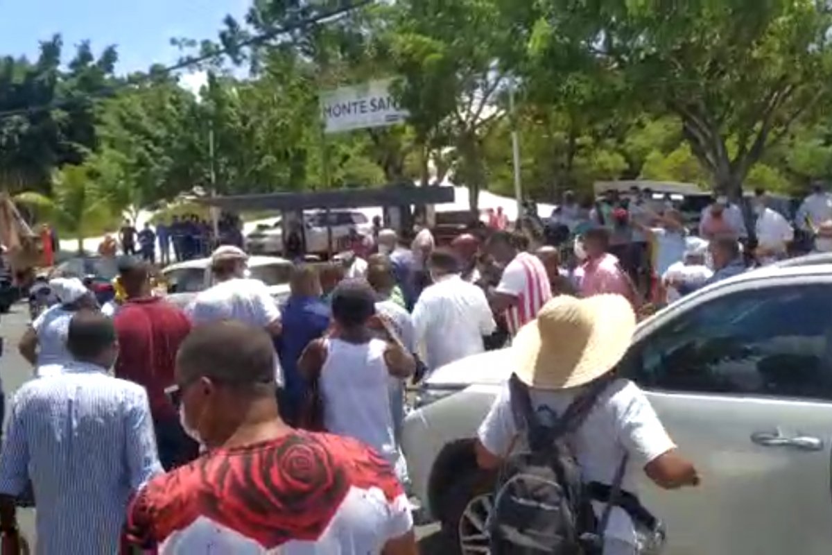 Vídeo: Após protestos, manifestantes fecham carro de ACM Neto, em Itapuã