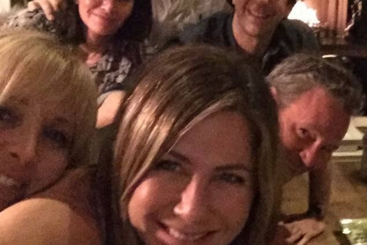 Primeira foto de Jennifer Aniston no Instagram é de reunião com elenco de Friends