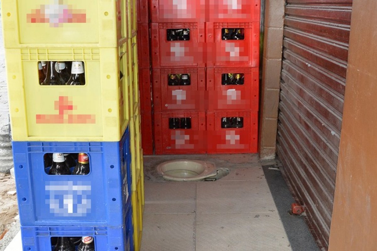 Após instalar vaso sanitário em calçada, dono de bar é notificado pela Prefeitura